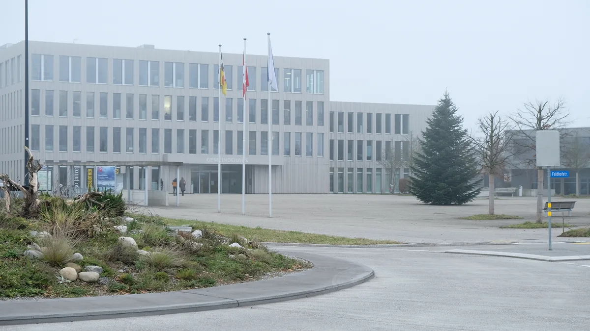 Kreisel und Gemeindehaus Volketswil.